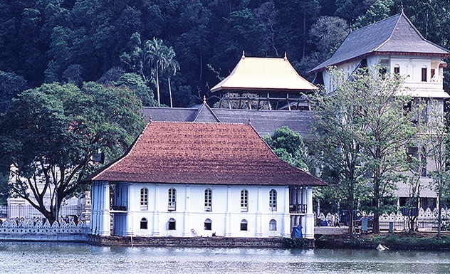 A visit to the Temple of the Tooth - Experience - Sri Lanka In Style